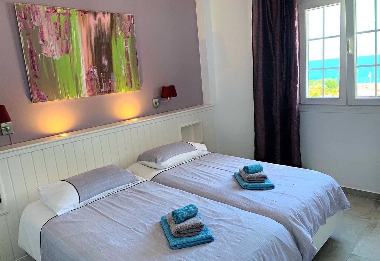 Foto 9 von 17: Schöne moderne Ferienwohnung in erster Linie am Strand mit Meerblick, WLAN, Klimaanlage und Balkon