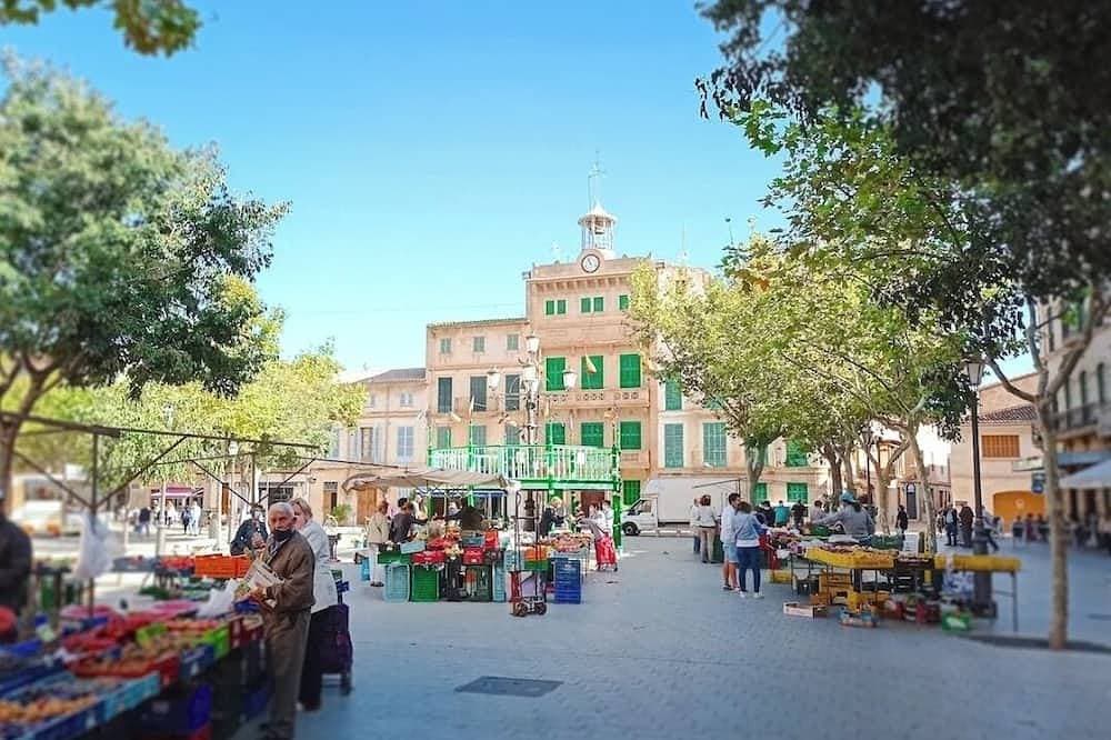 Cozy 2-bedroom apartment with WiFi, air-con and a  rooftop terrace with bbq. 1