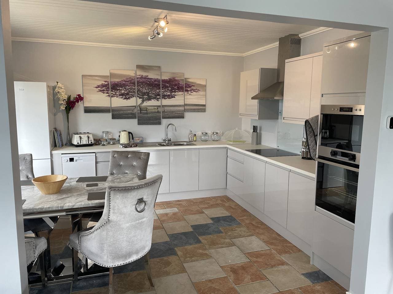 Foto 3 von 43: Beautiful 3-Bed House in Sunny Killough Down