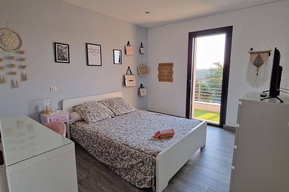 Foto 3 von 14: Quiet modern villa with swimming pool