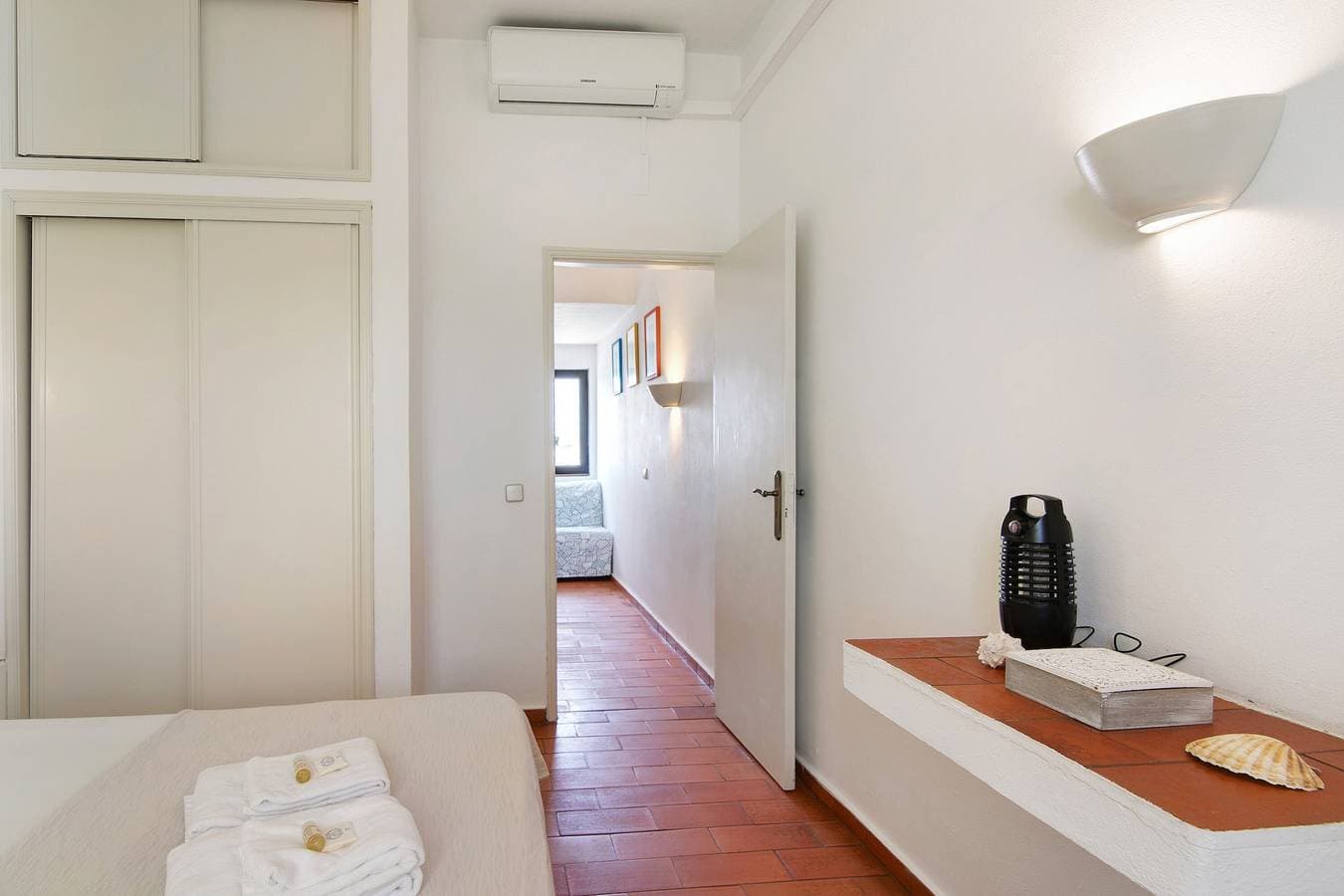 Foto 10 von 23: Ferienhaus 'Typisch Algarve Almargem 75' mit privater Terrasse, Gemeinschaftsgarten und Klimaanlage