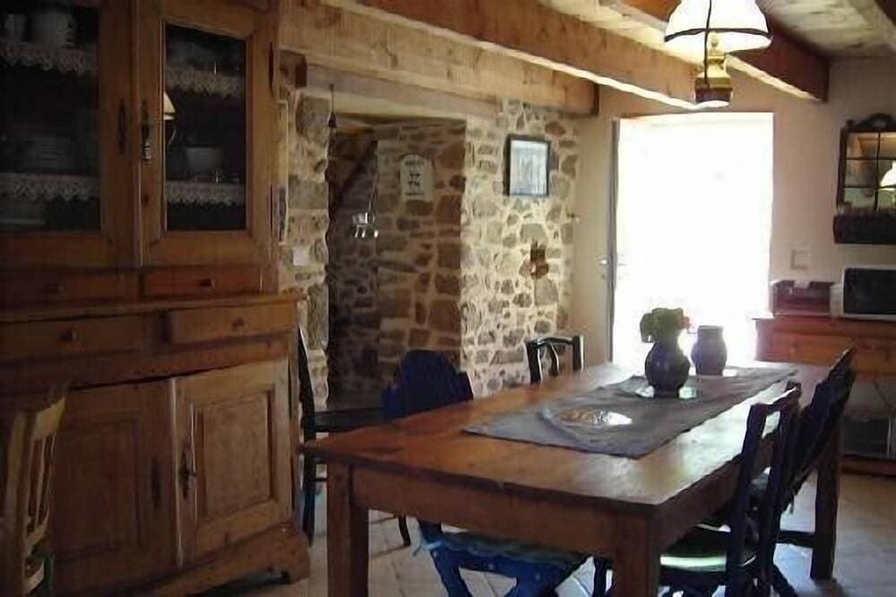 Foto 7 von 8: Hausauth. Steinhaus im Dorf St. Germain ds Vaux