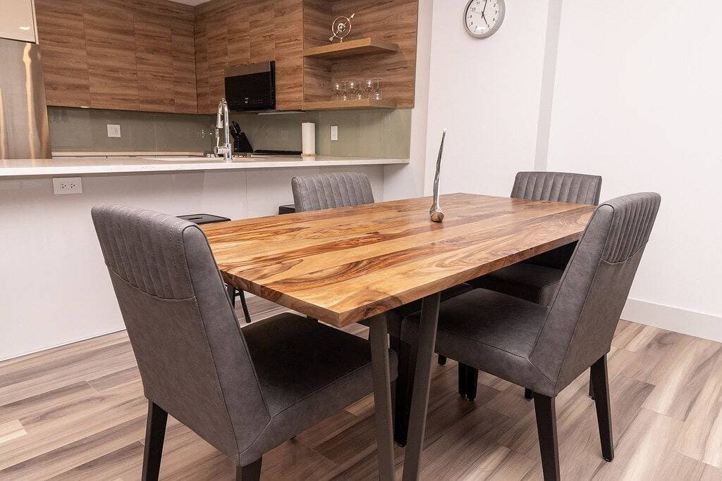 Foto 5 von 20: Modern Downtown 1Bd Suite w/ Balcony, Gym & City Views