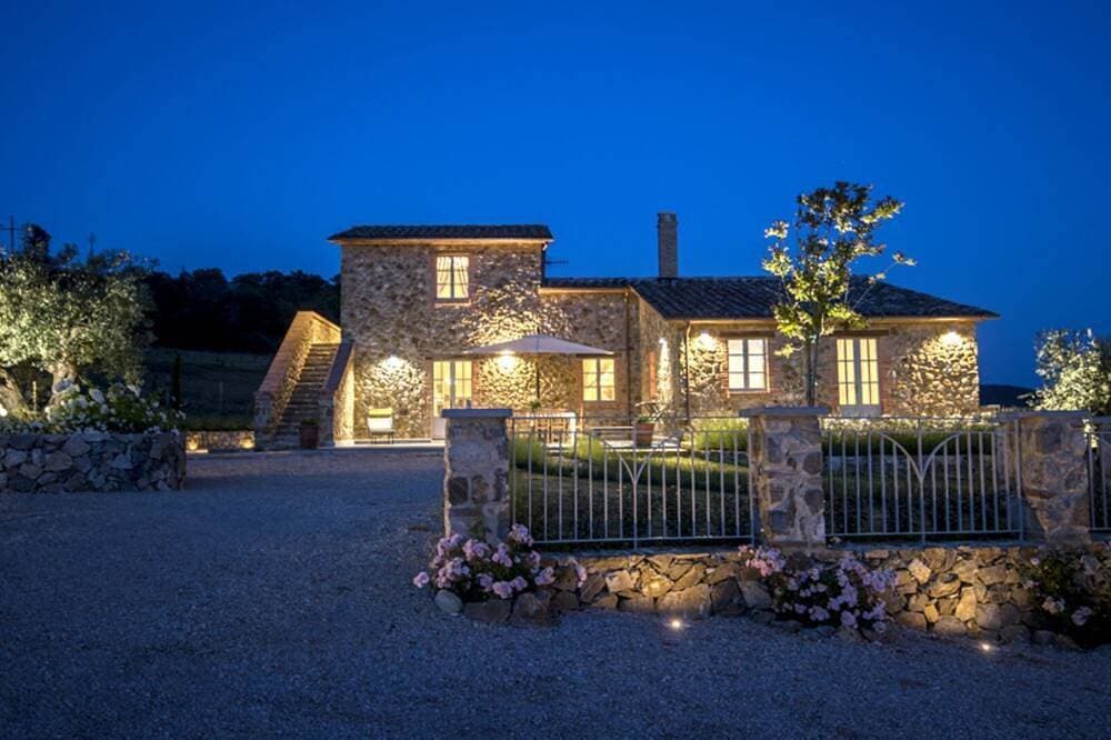 Foto 10 von 30: Splendid Villa with big mediterranean garden. Pool, heated jacuzzi, fishing pond