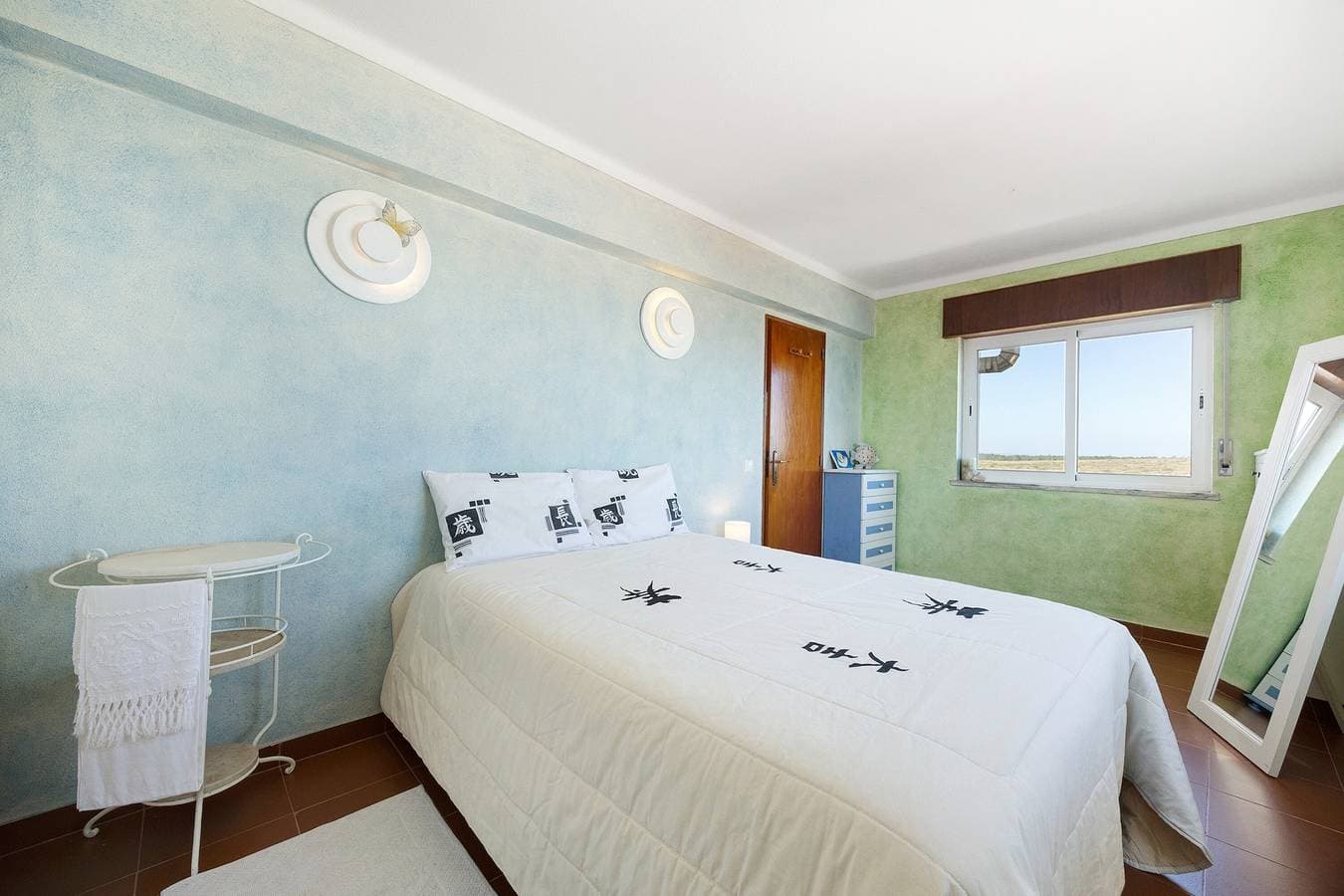 Foto 11 von 22: Ferienhaus 'Surf Spot' mit Bergblick, Gemeinschaftsterrasse und Balkon