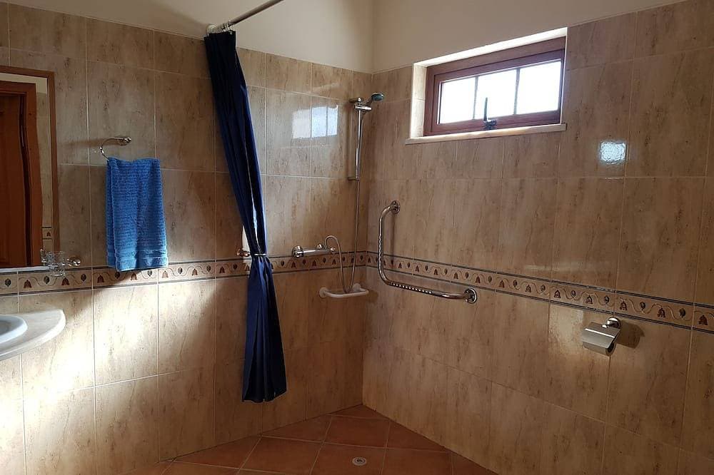 Foto 5 von 16: Spacious luxury country house. Shared pool. Fully wheelchair accessible