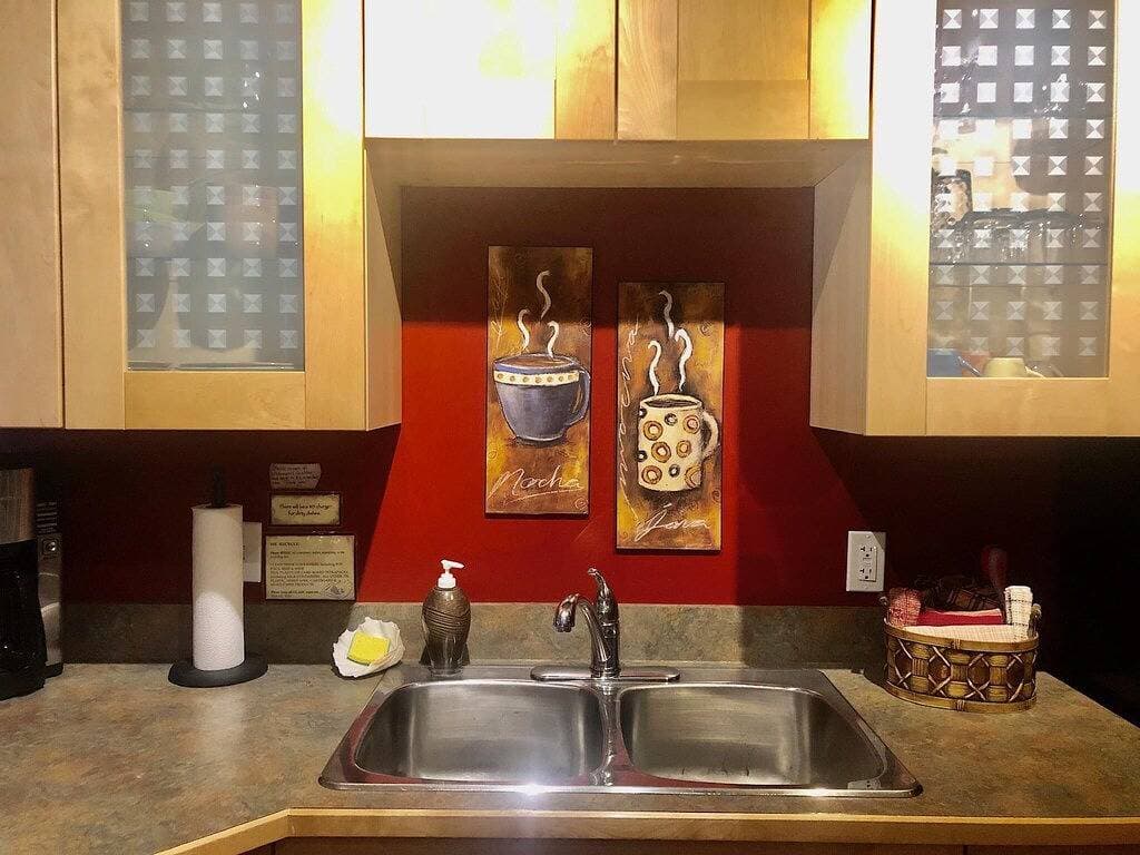 Wheelchair Accessible 2 Br Downtown Suite: Urban Comfort - Pet Friendly. 1