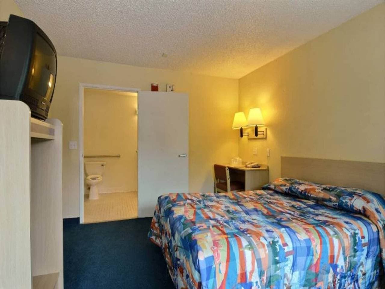 Foto 9 von 39: 1 Queensize-Bett | Kühlschrank, Nichtraucherzimmer