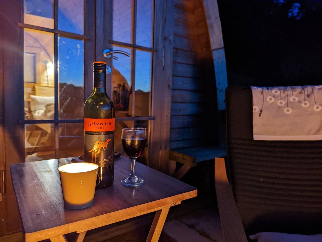 Foto 5 von 11: Blockhütte für 2 Personen mit Terrasse
