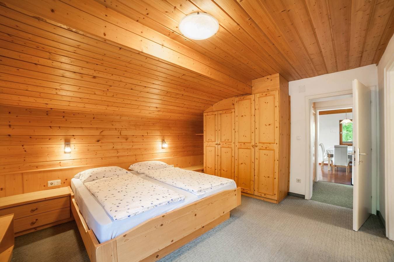 Foto 4 von 14: Ferienwohnung "Moosmair 4" mit Bergblick, Kamin, WLAN, Balkon & Garten