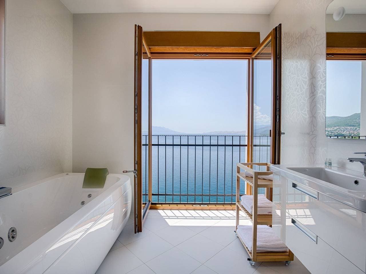 Foto 10 von 32: Wohnung "Zayml Povile" mit Blick auf das Wasser