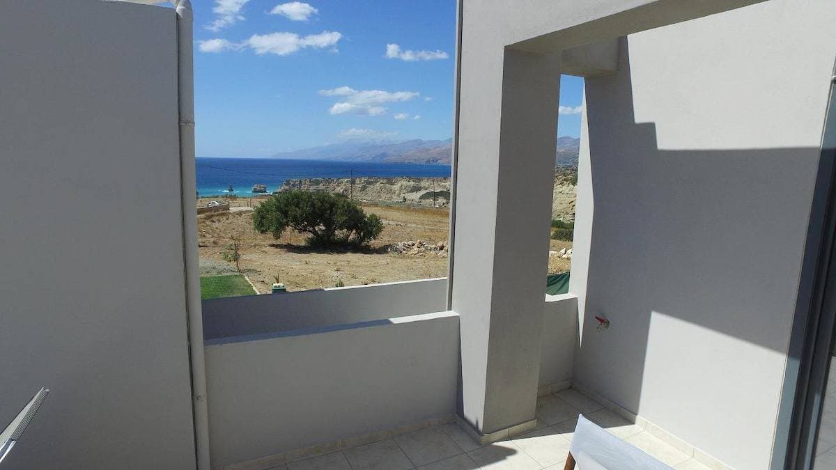 Foto 9 von 38: Weiter Blick auf Landschaft und Meer, Pool, 4 Pers. | Ferienhaus Triopetra, Kreta