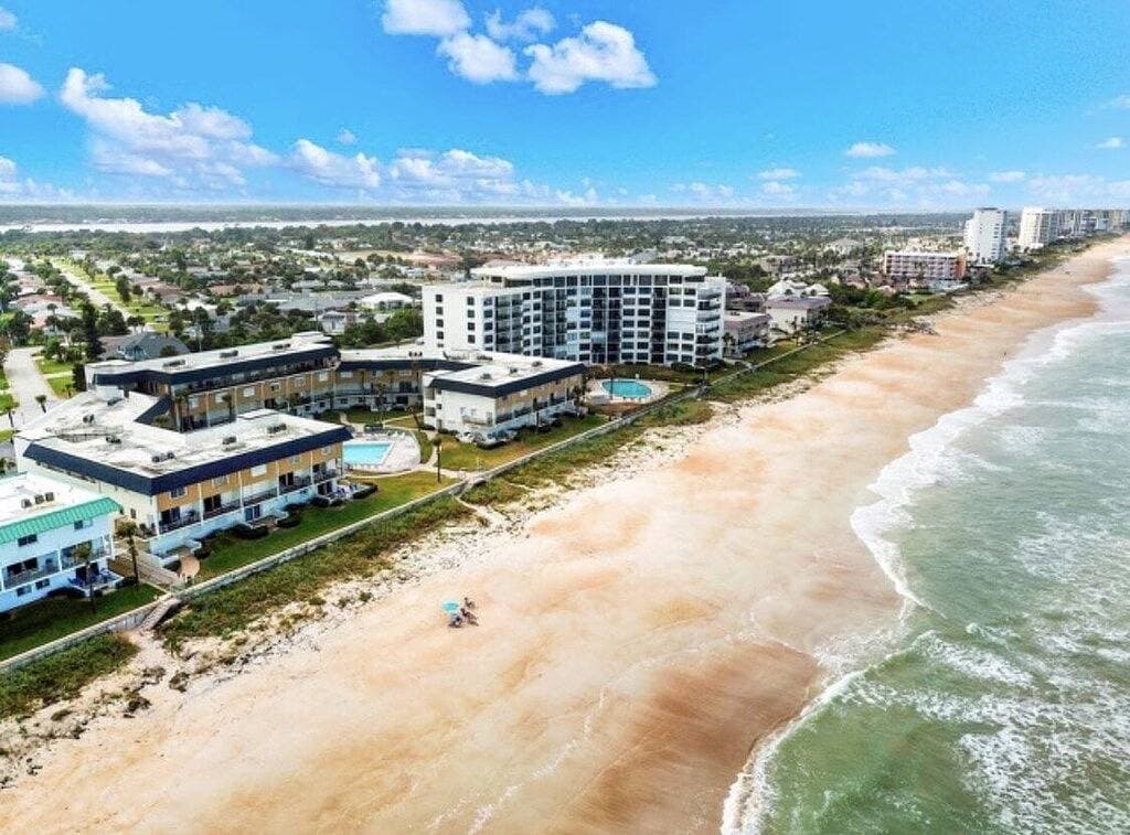 Foto 12 von 45: Direct Oceanfront 1/1 king first floor, oceanfront Patio, pool beach steps away.