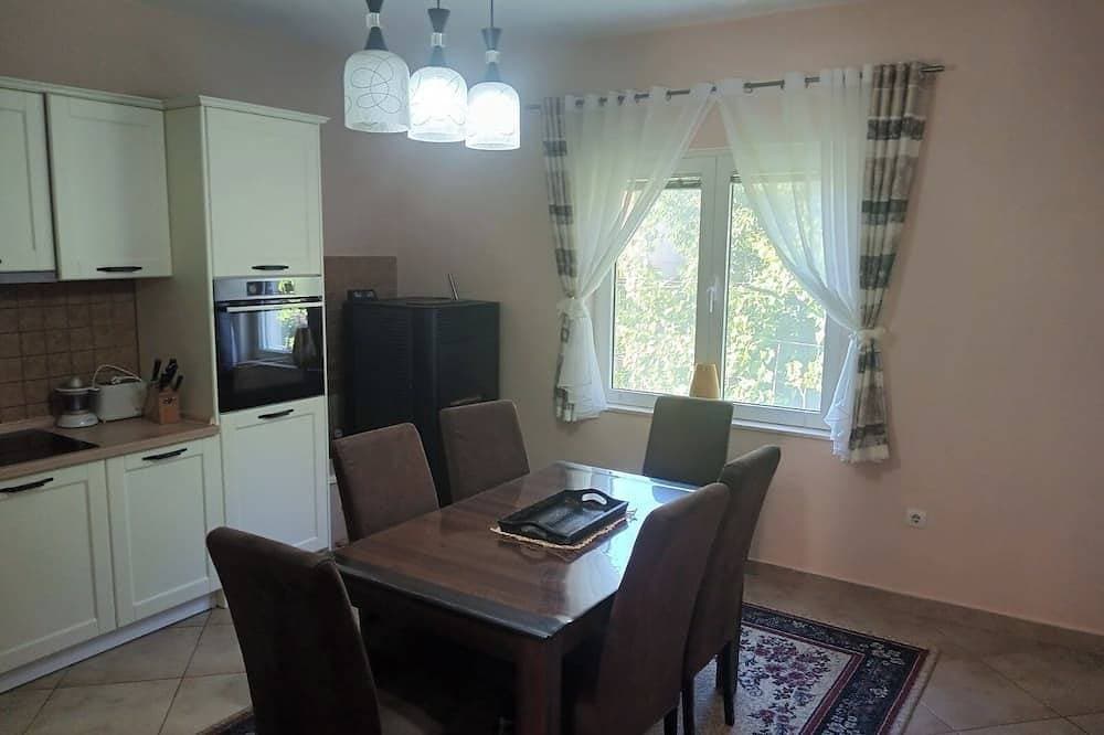 Foto 9 von 12: The modernly equipped villa is located in a quiet and green environment.