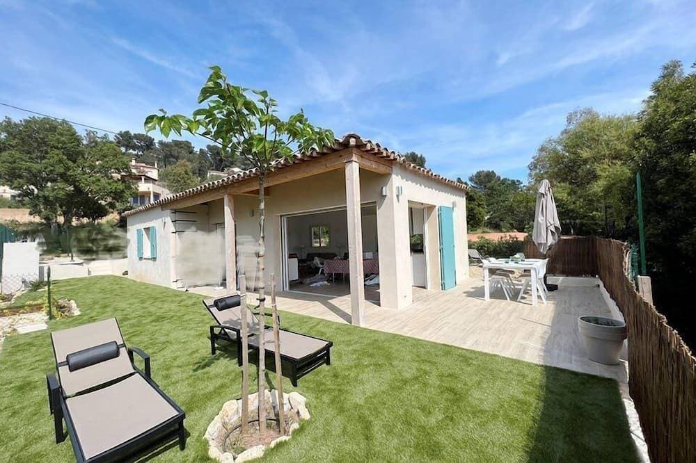 Bungalow with terrace close to the Gigaro beach 1
