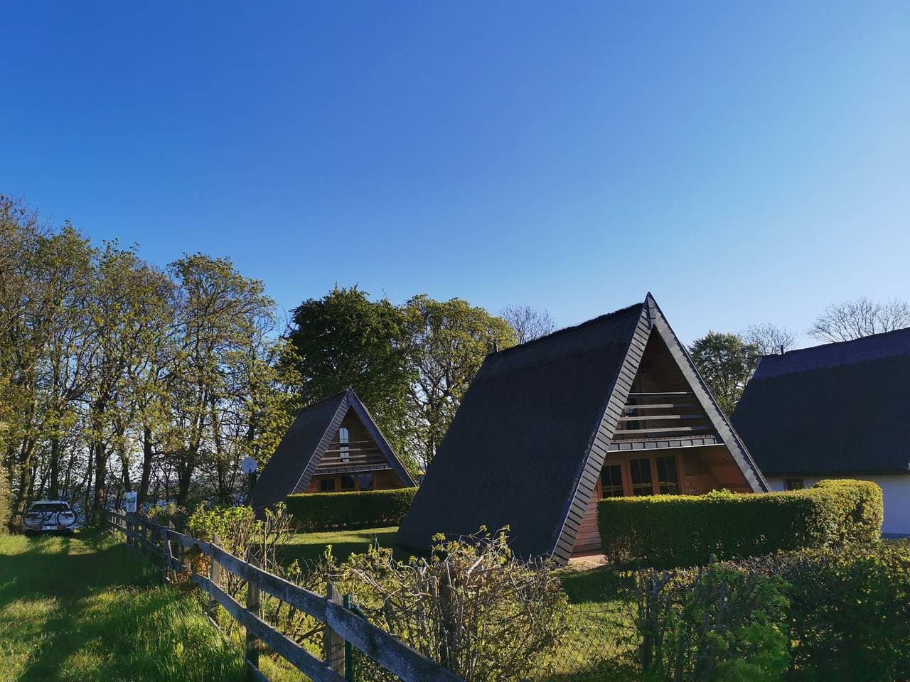Foto 10 von 20: Reetdach Ferienhäuser Rügen - Haus 2 (53qm mit Schlafzimmer mit 4 Schlafplätzen, offener Wohnbereich mit Küche und Meerblick -max 4 Personen)