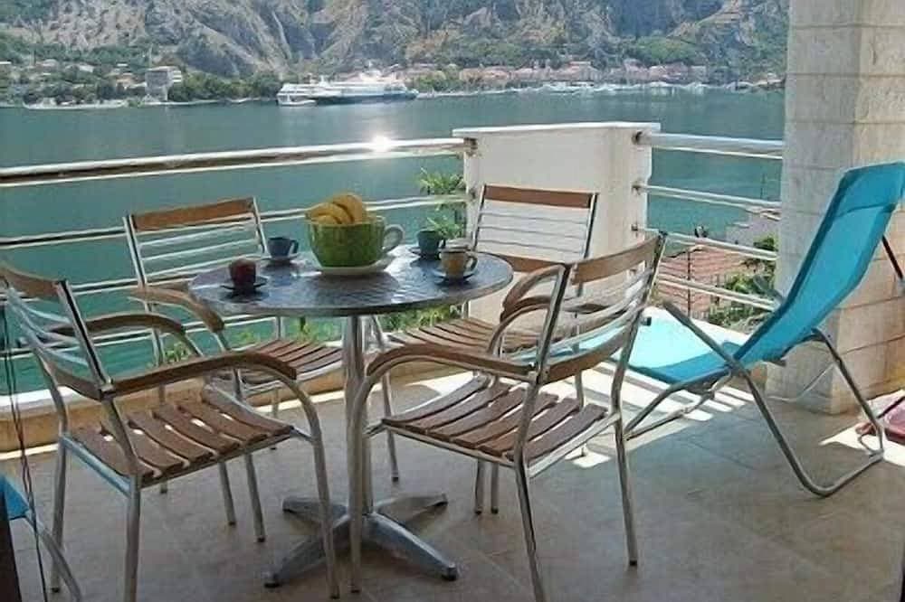 Makellose, luxuriöse Wohnung mit spektakulärem Blick über die Bucht von Kotor 1