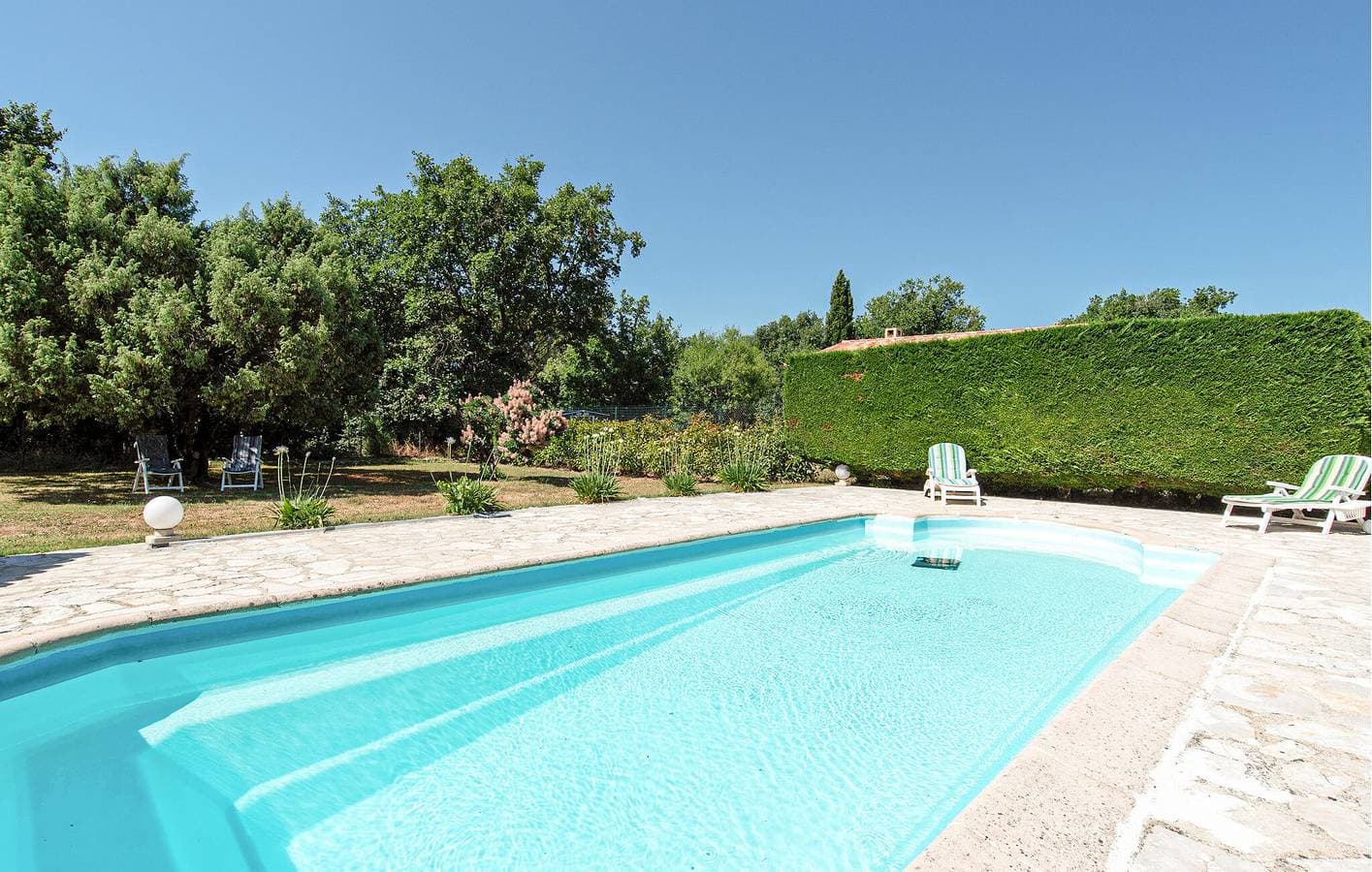 Foto 10 von 32: Poolside Terrace Apartment in Saint-Cézaire-sur-Siagne