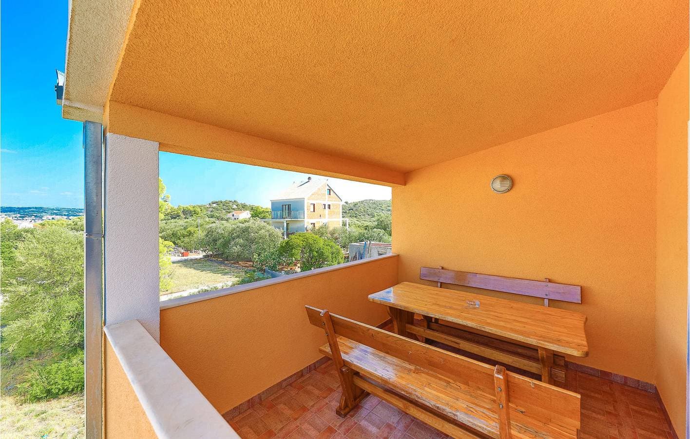 Foto 7 von 20: Gemütliche Ferienwohnung mit Terrasse, Küche und WLAN in der Nähe des Strandes Stari Porat