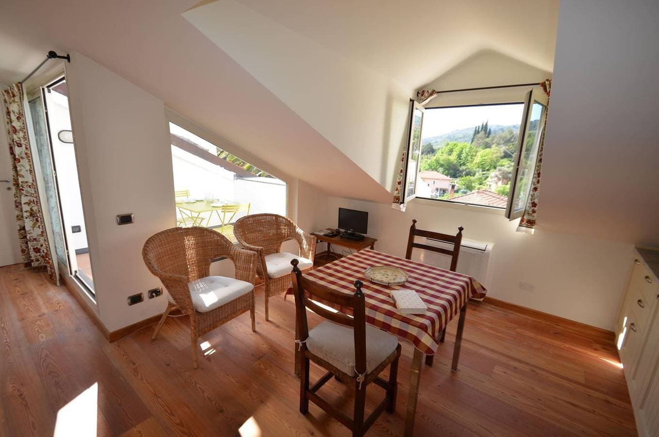 Foto 5 von 27: Helle Altbau-Mansardenwohnung mit romantischer Dachterrasse und Garten