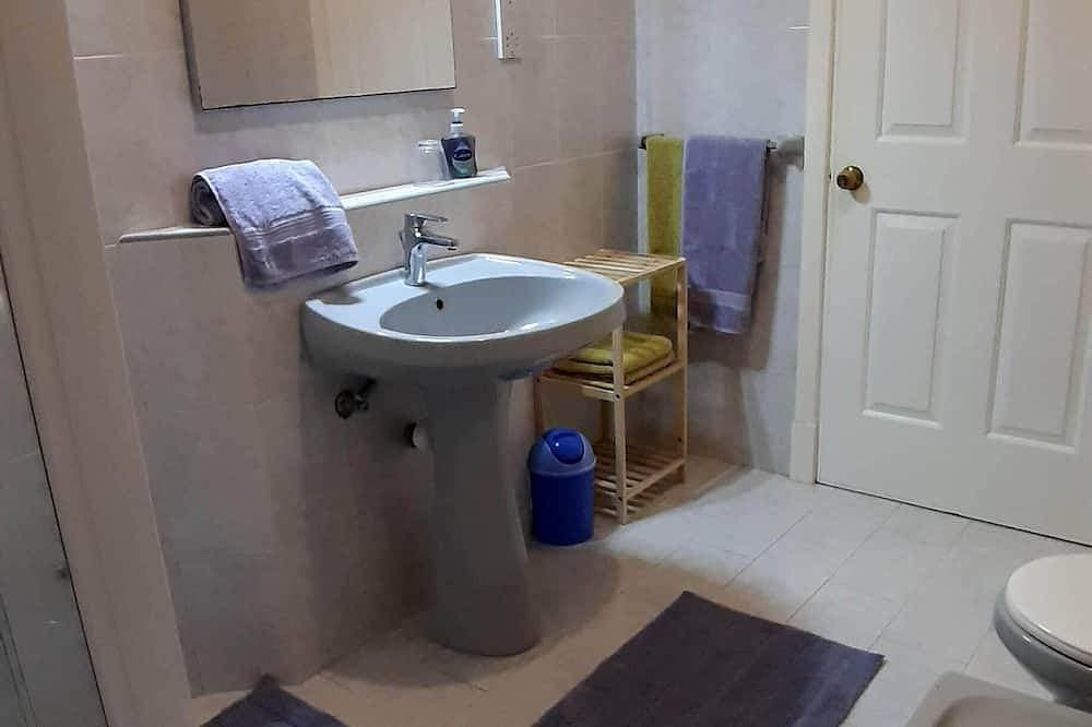 Foto 8 von 30: Superb & comfortable 2-bedroom villa apt sleeps 5, swimming pool, AC/WiFi