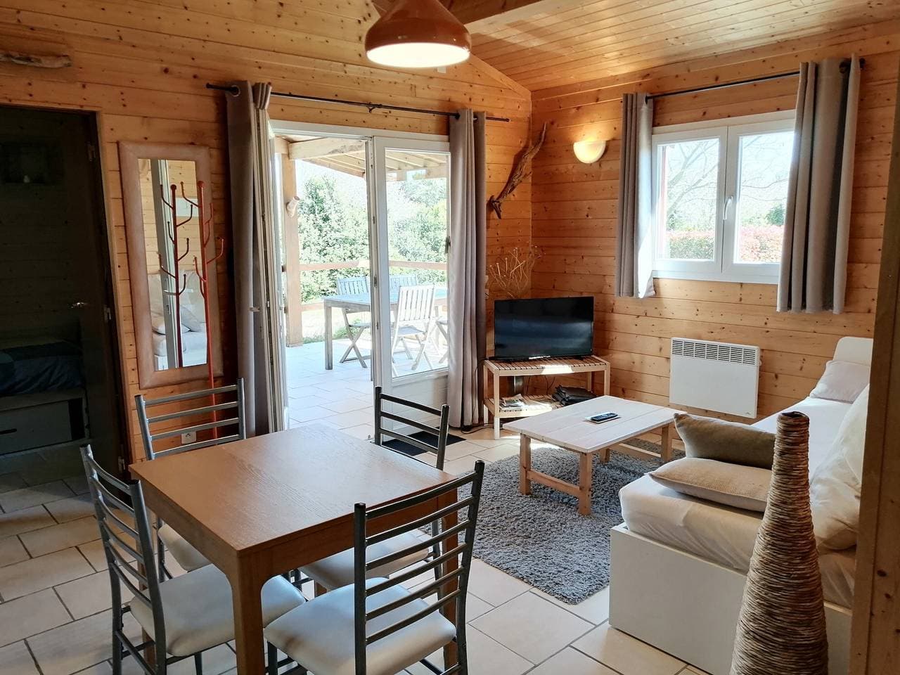 Foto 7 von 16: Cottage 'Gîte - La Petite Maison De Noémie' mit privater Terrasse, WLAN und Klimaanlage