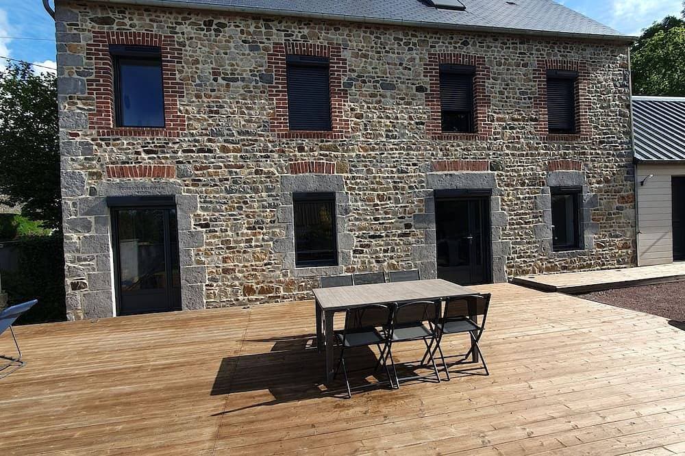 Charming Family Stone House Near the Coast – Large Garden & Pets Welcome 1