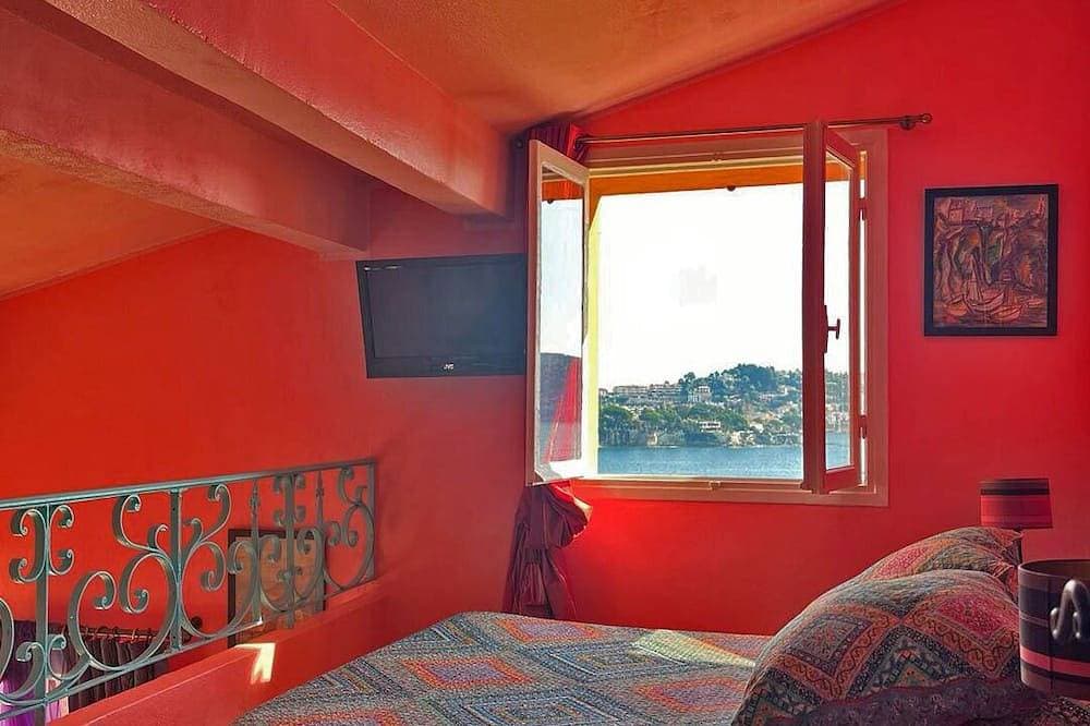 Foto 2 von 16: 26. Eine farbenfrohe Wohnung mit wunderschönem Meerblick und Balkon