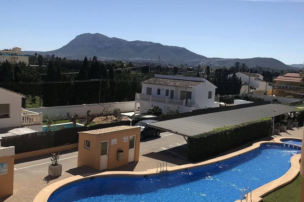 Modern apartment with pool that sleeps up to 3 people 400m from the sandy beach. 1