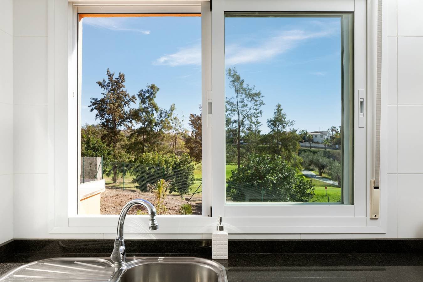 Foto 9 von 30: Ferienwohnung 'Apartamento Baviera Golf 002' mit Meerblick, Pool und privater Terrasse