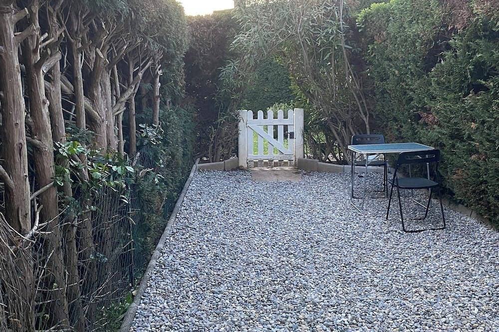 Foto 12 von 13: Lovely, quiet garden-level studio close to the port and small shops.