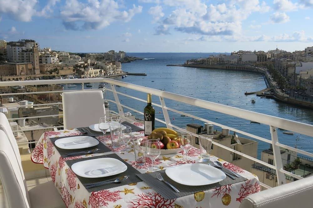 Modern, well equipped 2 bedroom penthouse, terrace with stunning harbour view. 1
