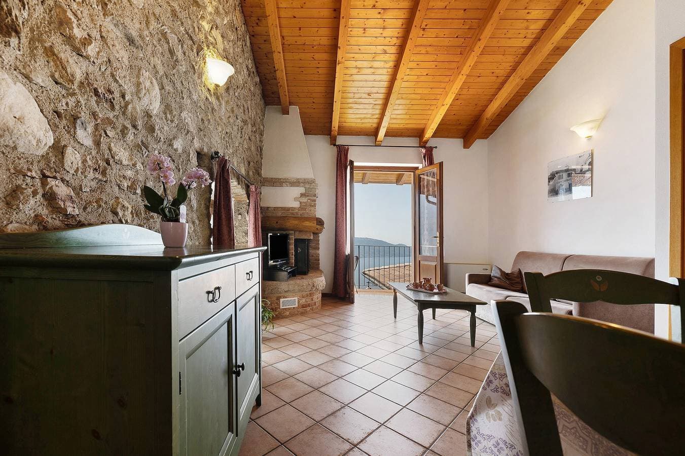 Foto 10 von 39: Ferienwohnung 'Rustico Spagnol 4' mit Seeblick, Pool und WLAN