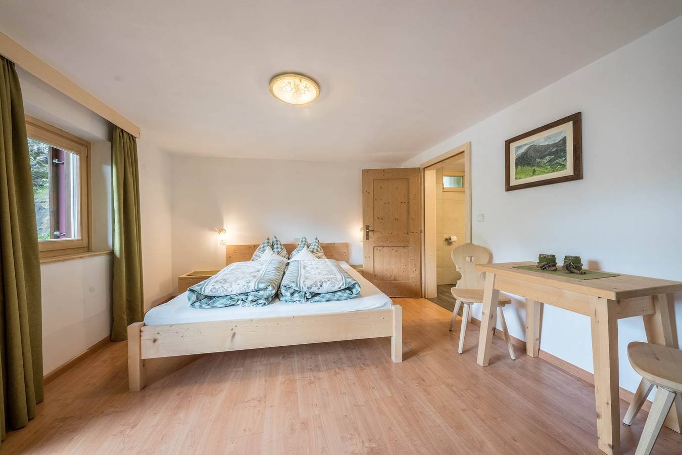 Foto 10 von 26: Ferienwohnung ,,Hochwilde Jogglanderhof" mit Bergblick, privatem Balkon und Wlan