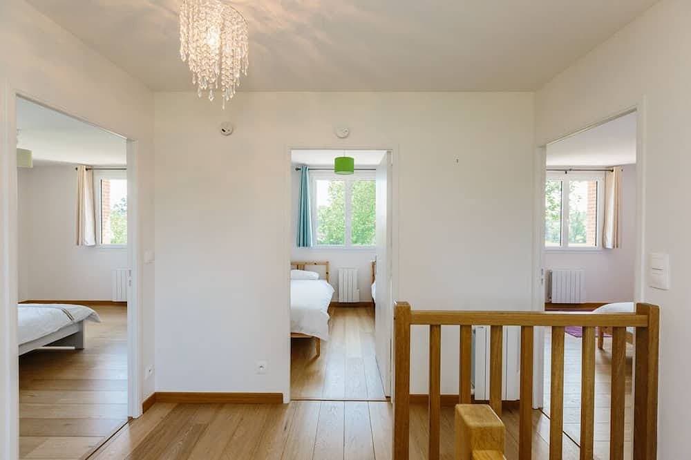 Foto 2 von 23: Modernes geräumiges Haus mit 5 Schlafzimmern im Herzen des schönen grünen Küstendorfes