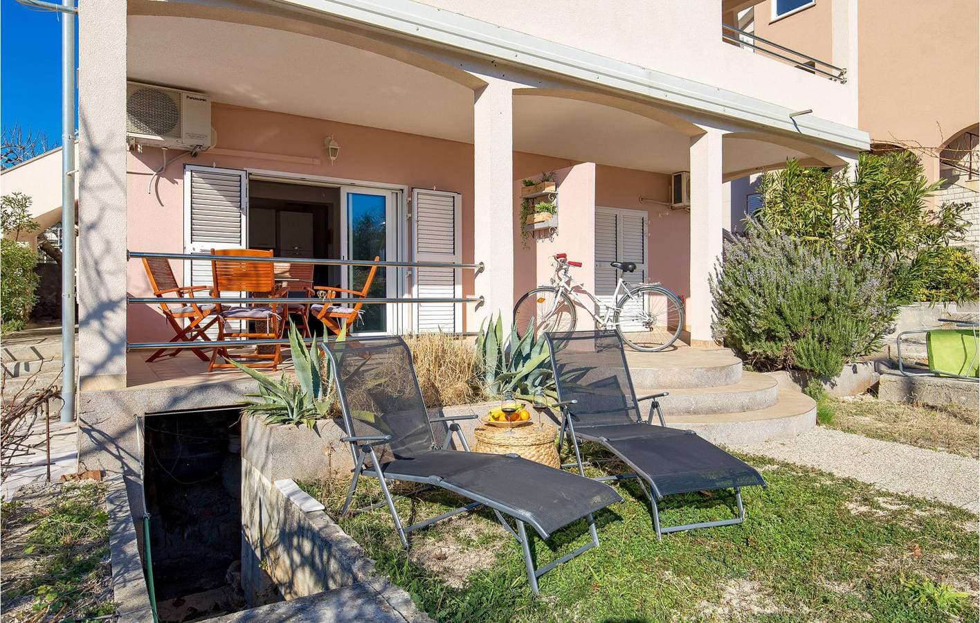 Foto 6 von 26: Gemütliche Ferienwohnung mit Terrasse in der Nähe eines Bistros und der Küste in Cres