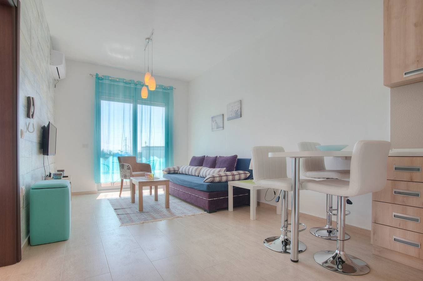 Lux One-Bedroom Apartment 1