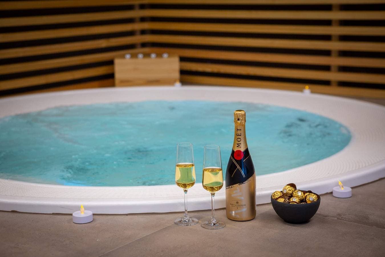 Foto 10 von 49: Hochwertig gestaltete Villa Maestral mit beheiztem Pool, Whirlpool, Wellness, Fitnessraum, Sauna, 3 Schlafzimmern und offenem Meerblick