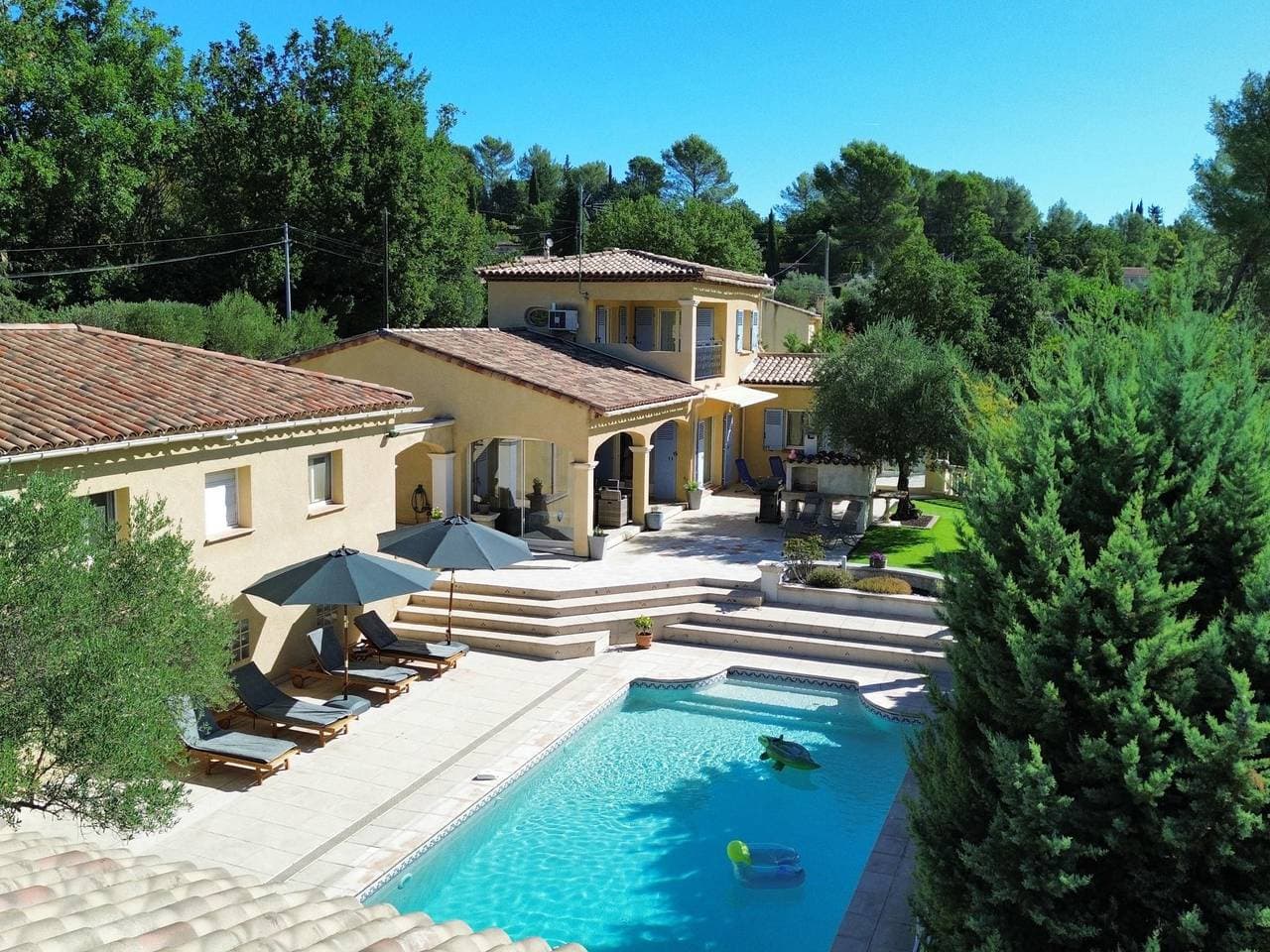 Schöne Villa mit Privatpool und dorfnah gelegen 1