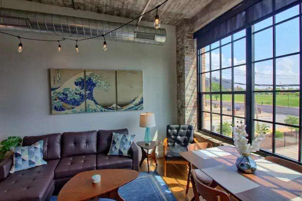 Foto 3 von 33: Chic Ultramodern Studio Loft w/ Designer Features