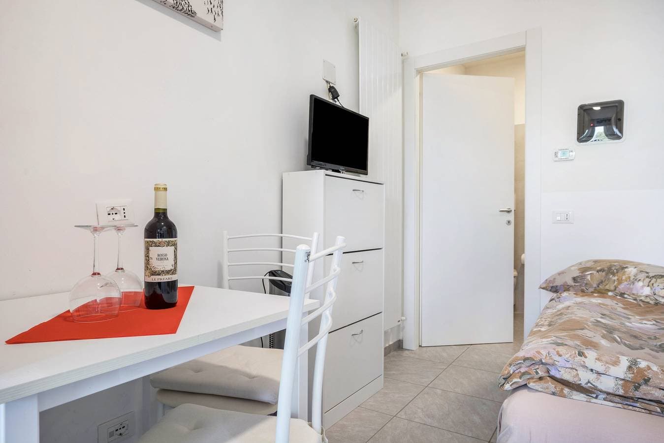 Foto 8 von 20: Einzimmerapartment 'Tiny' mit gemeinsamer Terrasse und WLAN