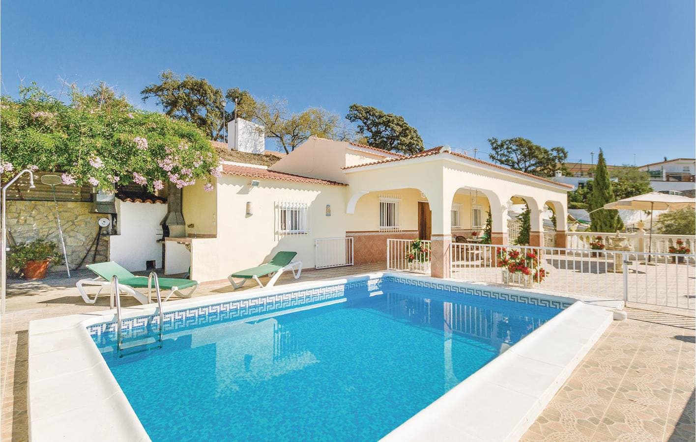 Foto 2 von 34: Rückzugsort am Meer mit Pool und Terrasse