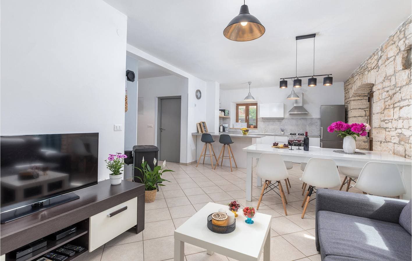 Foto 6 von 28: Charmante 70 m² große Wohnung mit Pool, Terrasse und WLAN in der Nähe von Sehenswürdigkeiten
