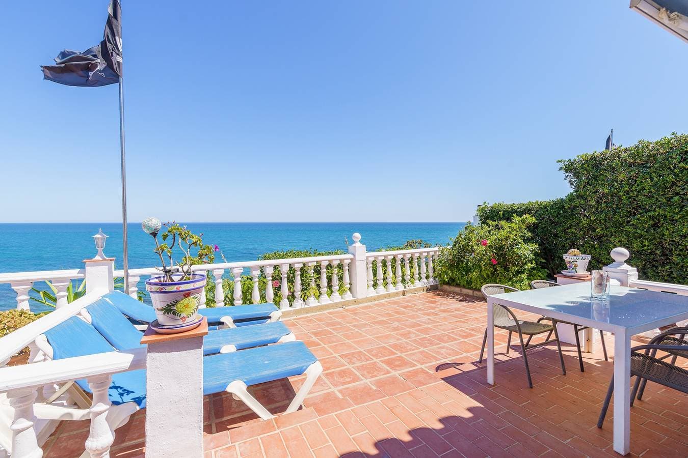 Foto 4 von 32: Ferienhaus '2 in Front Of The Sea' mit Meerblick, WLAN und Klimaanlage