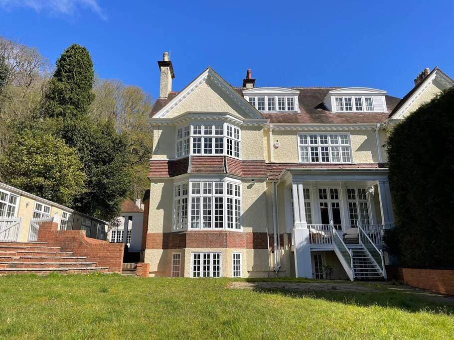 Idyllic Country House in Haslemere 1