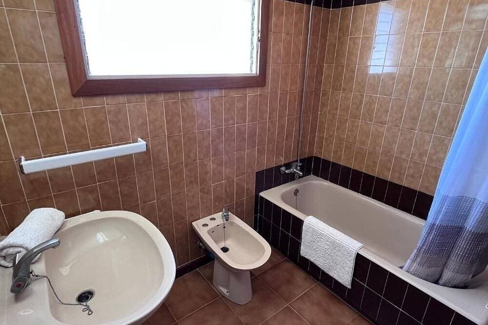 Foto 10 von 21: Geräumiges 3-Zimmer-Apartment direkt am Strand. Rodes-72