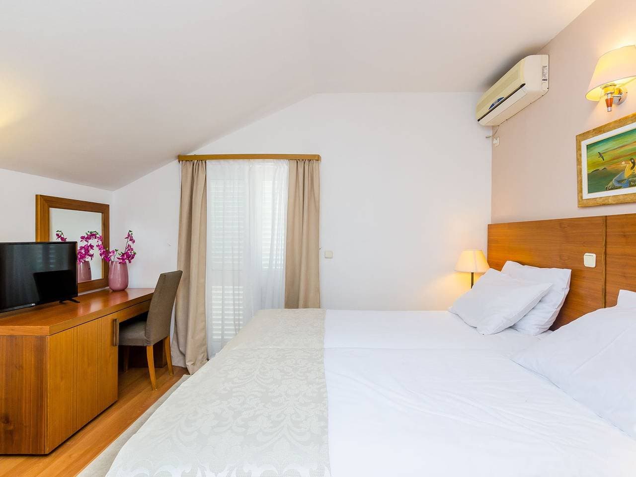 Foto 4 von 20: Pansion Srebreno - Double or Twin Room wth Balcony and City View 1