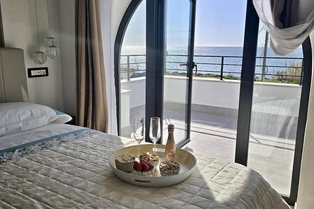 Presidential Suite in Seafront Luxury Villa 1