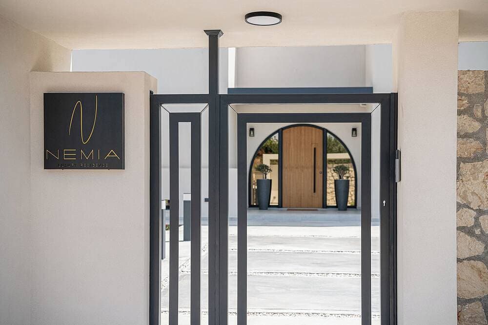 Foto 13 von 30: Nemia luxury villa, 7 Bdr, 7 Br, pool & kiddie pool, beautiful sea views.