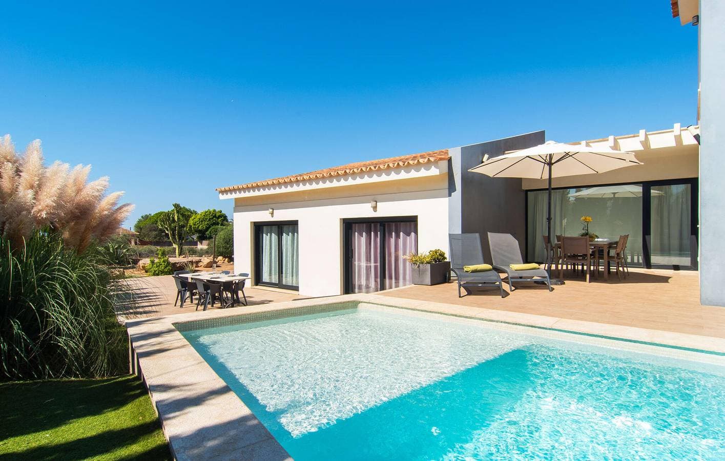 Foto 5 von 46: Appartement mit Meerblick, Pool, Terrasse und Grill - in der Nähe von Strand und Restaurants
